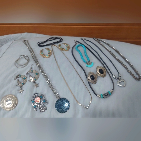 🌙Southwest Vibes Jewelry LOT: Faux Turquoise Howlite Fluorite Labradorite Wolf - Picture 1 of 10